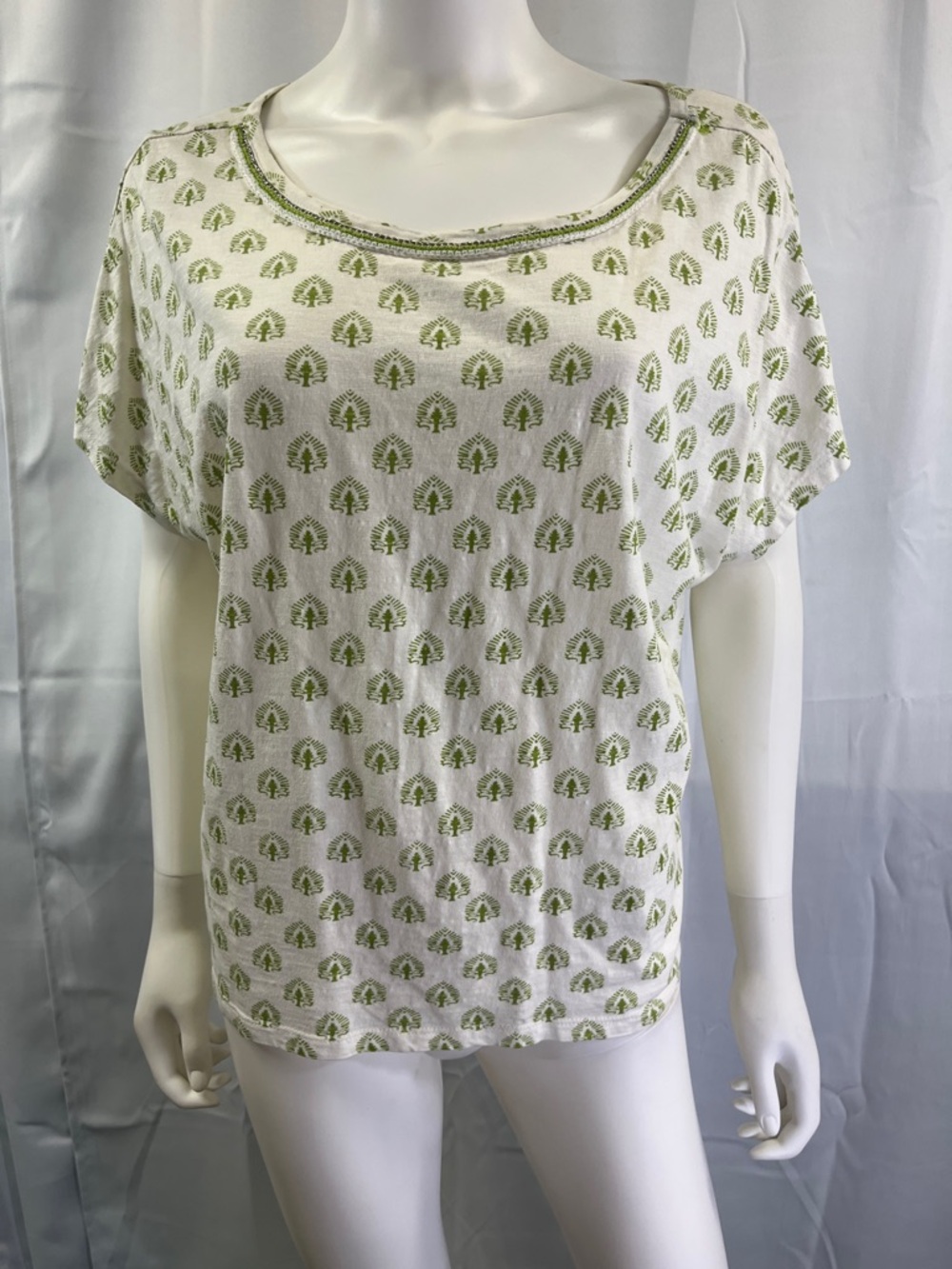 Sundance White Scoop Neck Tee with Green Tree Print